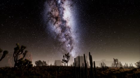 Hiperlapso-En-El-Desierto-Del-Parque-Nacional-Del-Valle-De-La-Muerte-Iluminado-Por-La-Luna-Bajo-Las-Estrellas-De-La-Galaxia